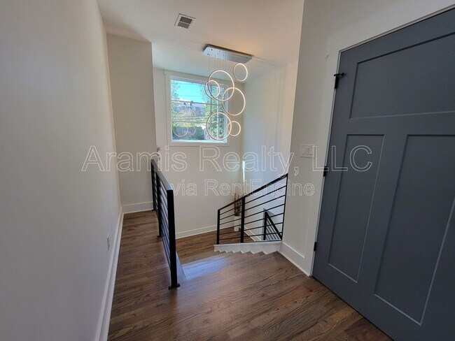 Building Photo - 344 W Wieuca Rd NE