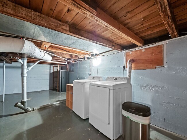 Building Photo - Peaceful northside home