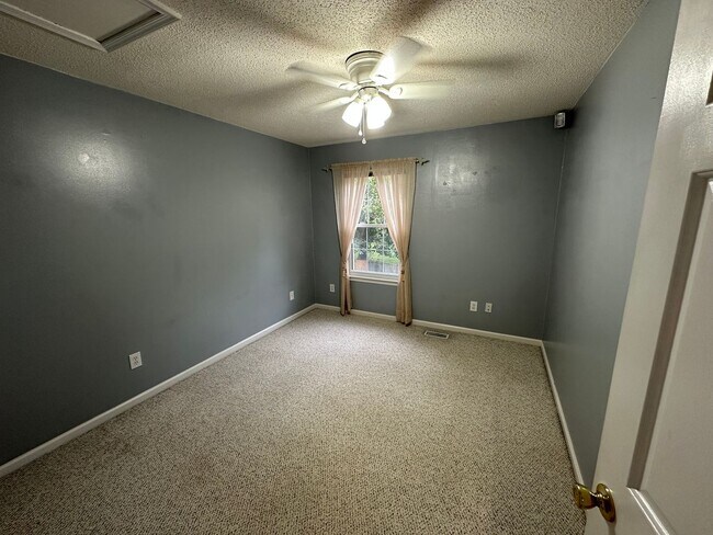 Building Photo - End Unit Townhouse for Rent