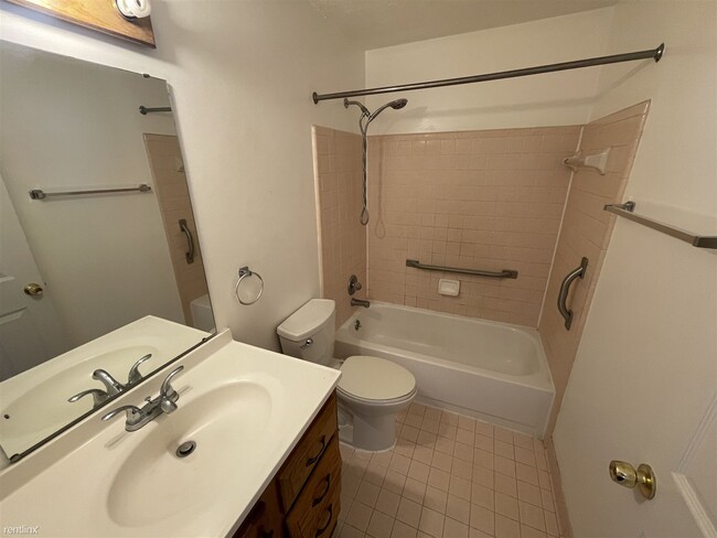 Building Photo - 2 br, 1 bath Condo - Martin Orchards Condo...