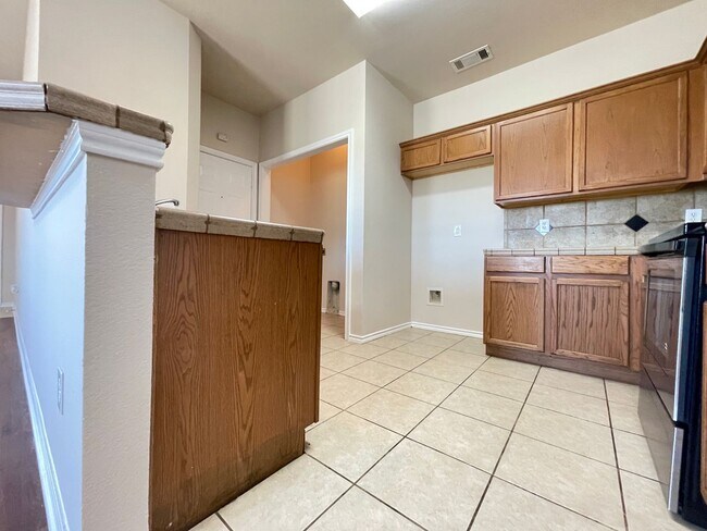 Building Photo - Charming 3/2 Duplex with Garage — No Carpet, Fenced Yard!