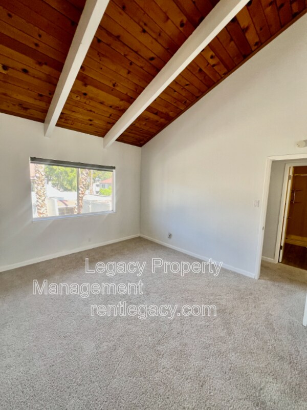 Building Photo - 2200 Laguna Cir