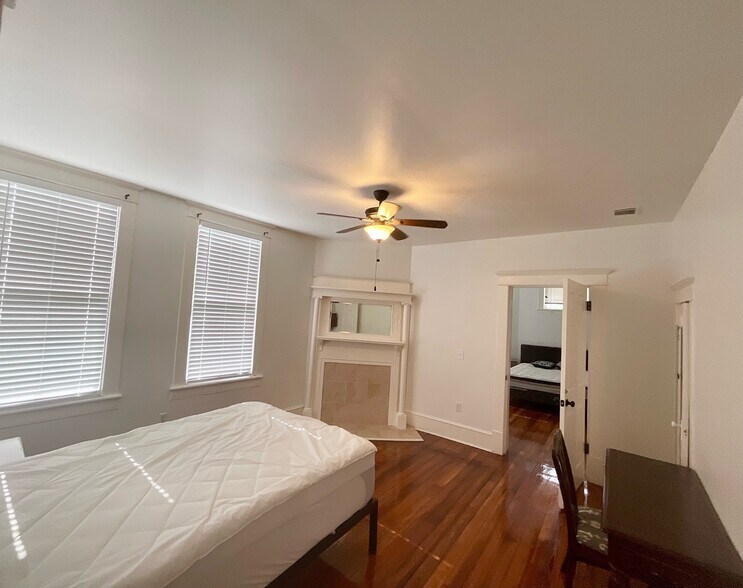 Building Photo - 128 E Waldburg St