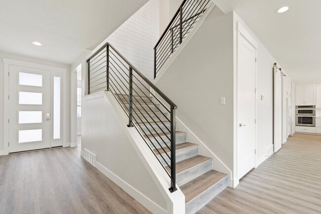 Building Photo - Cozy, Bright, and Spacious Home Nestled in Midway