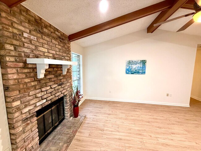 Building Photo - Spacious 3BR/2BA in Brookhollow – All Appliances Included