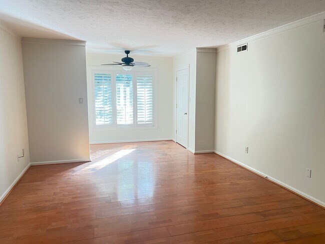 Building Photo - 2.5 Blocks to the Beach! Unfurnished 2 Bedroom, 2 Bath Condo on 1st Floor!