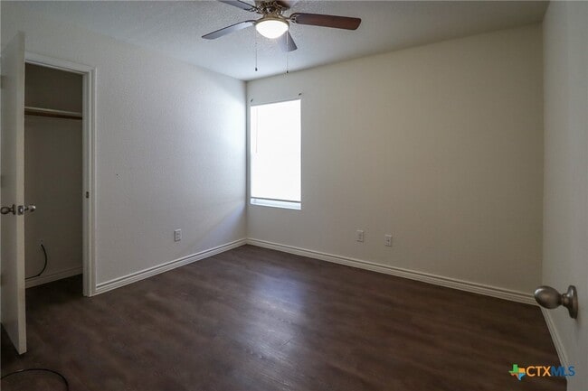 Building Photo - 909 Lasso Dr