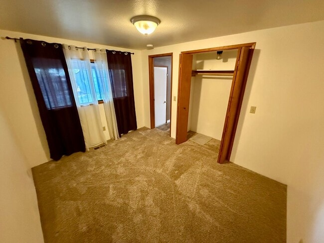 Building Photo - Welcome to this Charming 3 bedroom, 2 bath...