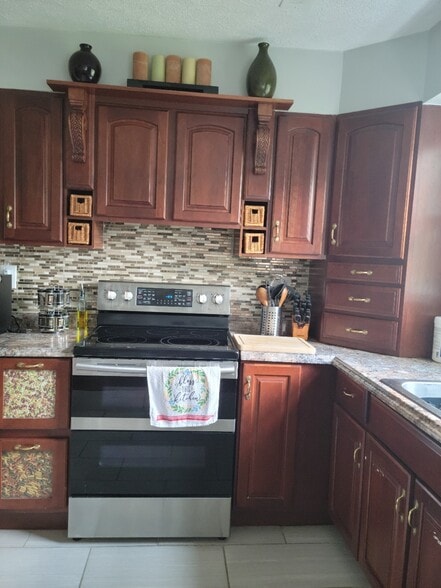 Building Photo - 305 Jasper Dr