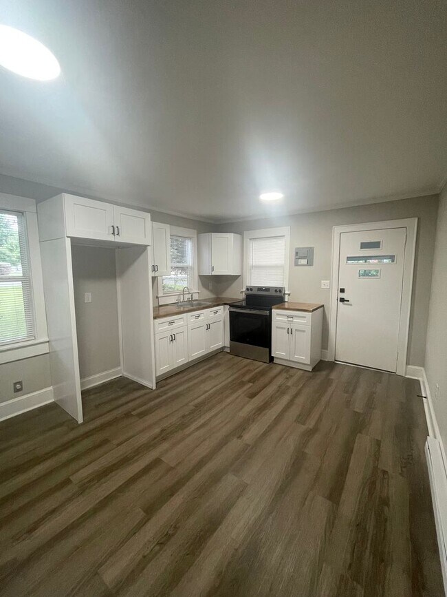 Building Photo - Welcome to this Beautiful Newly Renovated ...