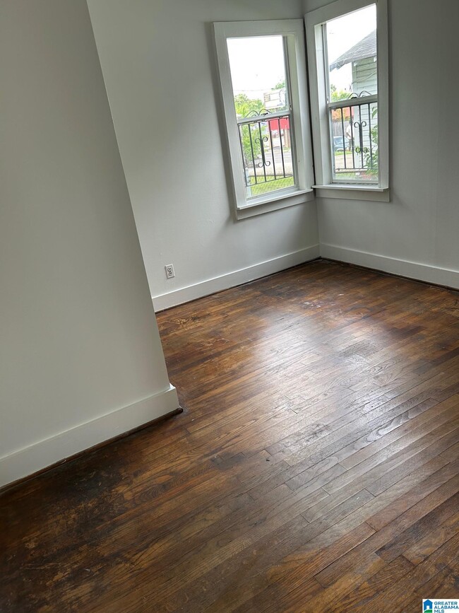 Building Photo - 1529 1st Ave W
