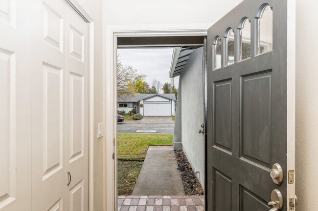 Building Photo - Gorgeous Home in Carmichael!