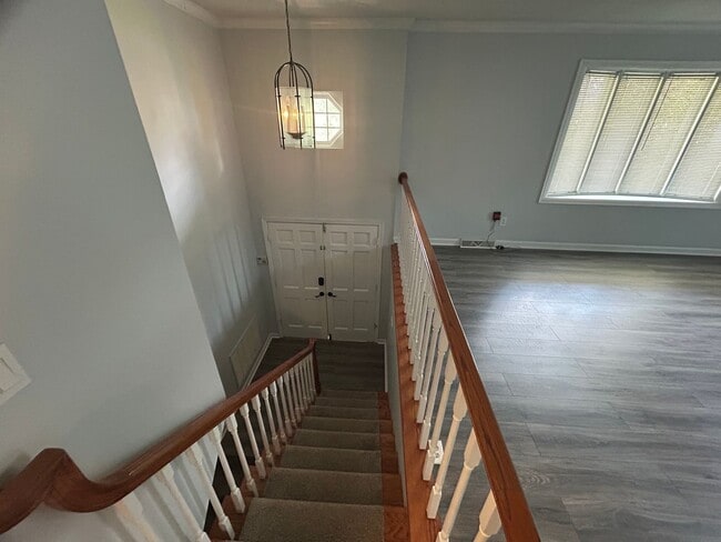 Building Photo - Large 4 bedroom 3 bathroom house in the he...