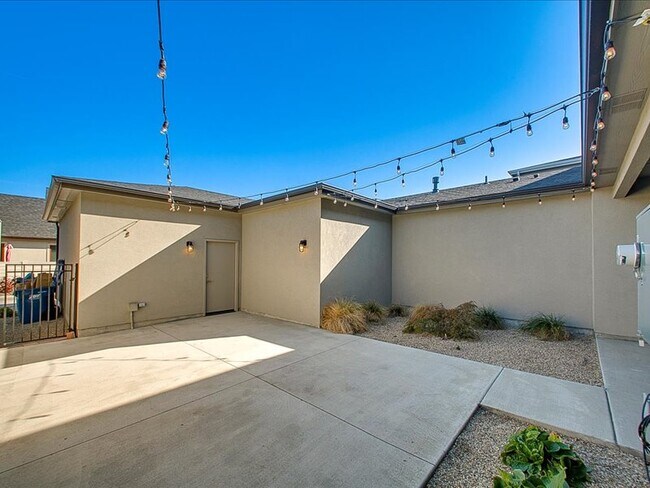 Building Photo - 4320 E Parkcenter Blvd