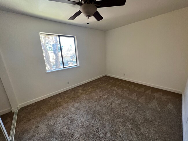 Building Photo - Great location close to shopping and trans...