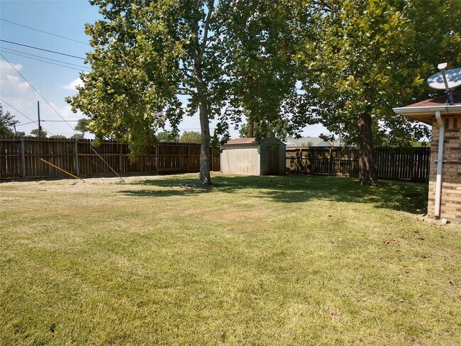 Building Photo - 1902 Laura Ln