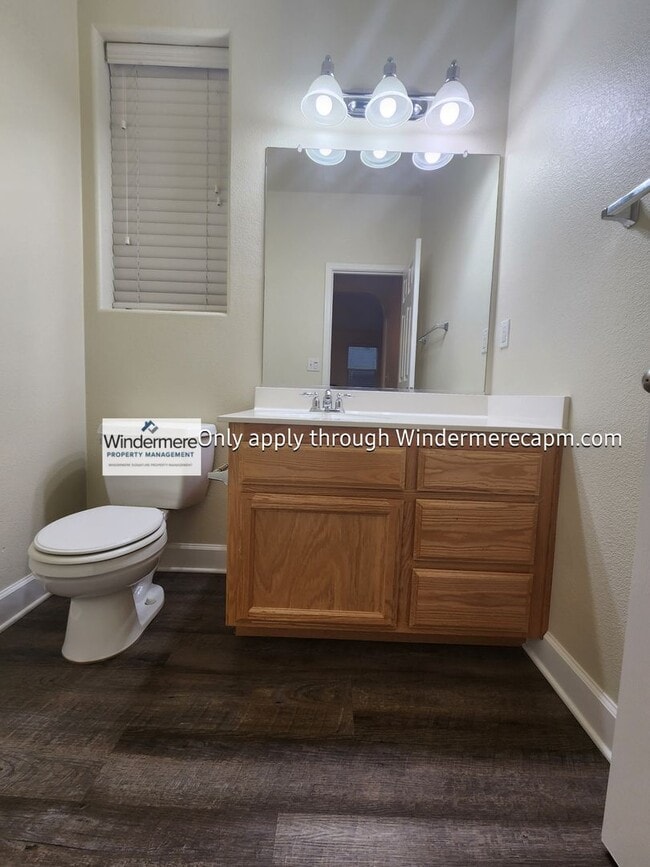 Building Photo - AWESOME 3 BED/2.5 BATH FLOOR PLAN AVAILABL...