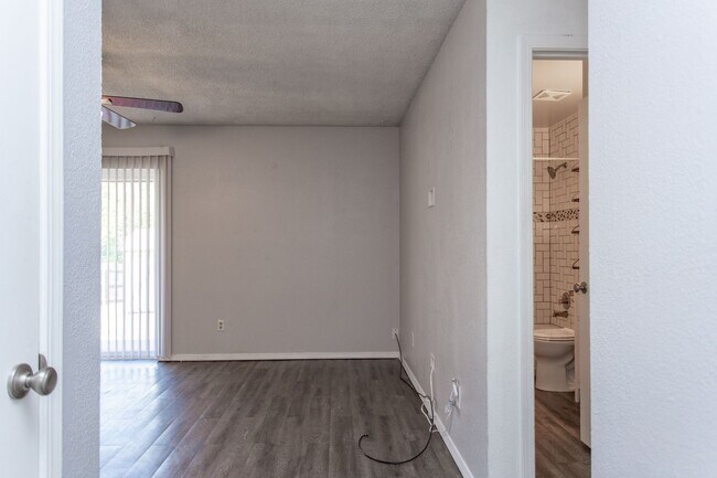 Building Photo - 3 Bedroom 2 Bath Home for Lease!