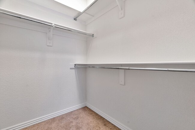 Building Photo - 4 Bed 3 Bath Townhome located close to University!