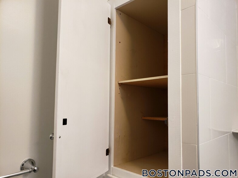 Building Photo - 194 Kelton St