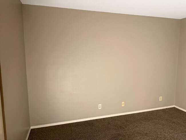 Building Photo - COMING SOON: Stunning 2-Bed/1 Bath Duplex ...