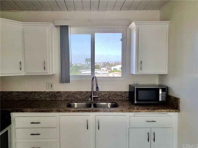 Building Photo - 25081 La Cresta Dr