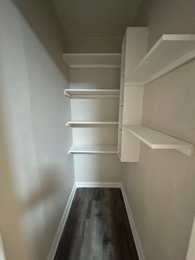 Building Photo - 596 N McLemore Ave