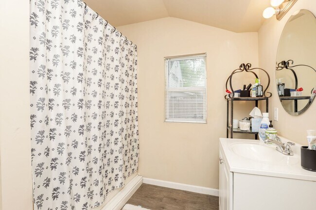 Building Photo - Renovated and Roomy 3 Bedroom Home in the ...