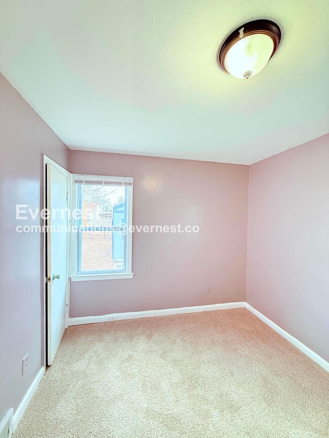 Building Photo - 3 Bed/1 Bath Home with Detached Garage / Vouchers Accepted / Available Now!