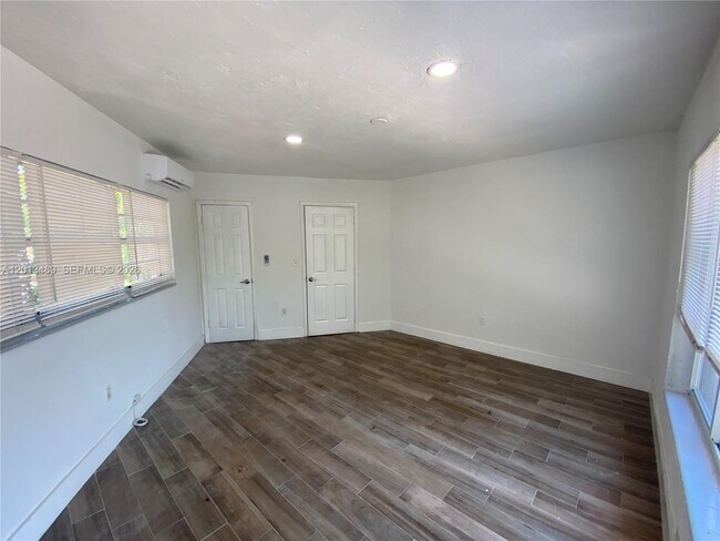 Building Photo - 1025 NE 78th St