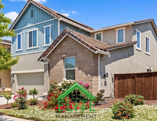 Building Photo - **Modern single-family residence in the hi...