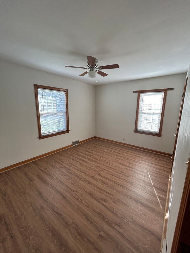 Building Photo - 122S