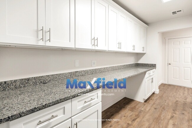 Building Photo - Pet Friendly Main Floor 3BD 2BA 2GA Unit Near Costco and High School