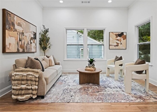 Building Photo - 1273 Pine Ave