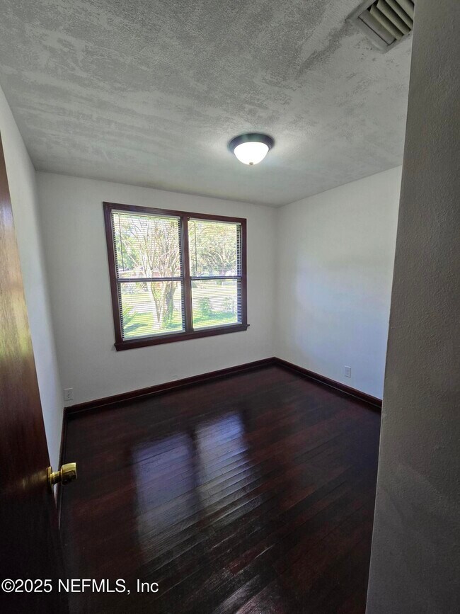 Building Photo - 2456 Ellington Ave