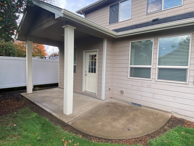 Building Photo - Well-Kept Three Bedroom Home in West Salem