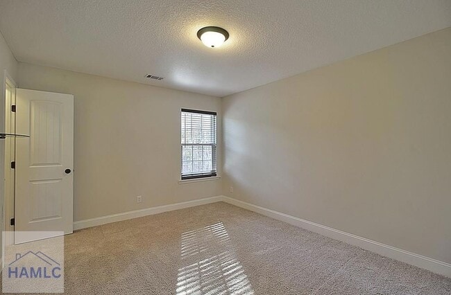 Building Photo - 220 Fairview Dr NE