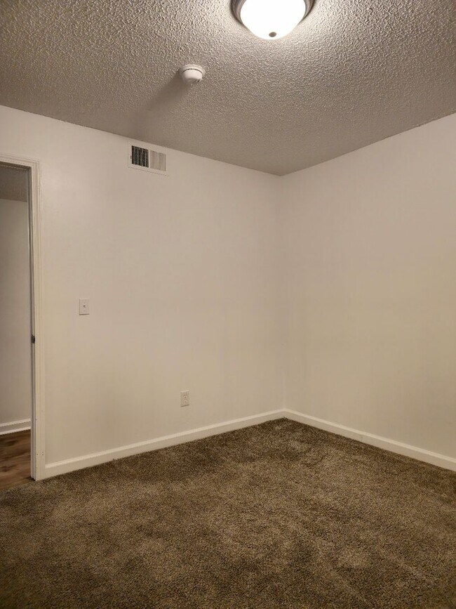 Building Photo - Gorgeous 4 bed 2 bath unit available soon!