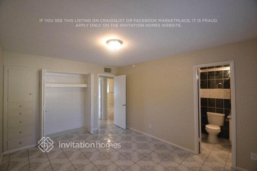 Building Photo - 6116 W Claremont St