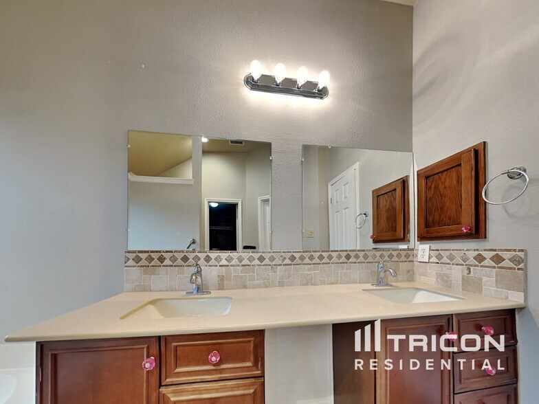 Building Photo - 1240 Estival Dr