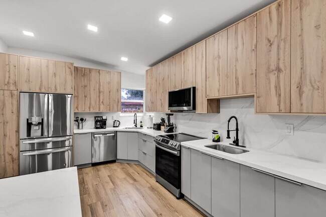 Building Photo - 17621 NE 7th Ave