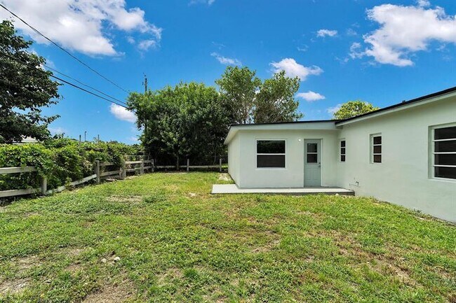 Building Photo - 14620 Tyler St