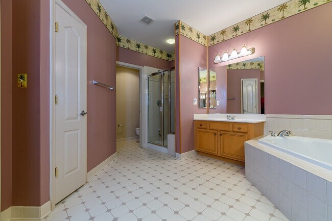 Building Photo - Spacious, Light-Filled Home in the Desirable Broadlands