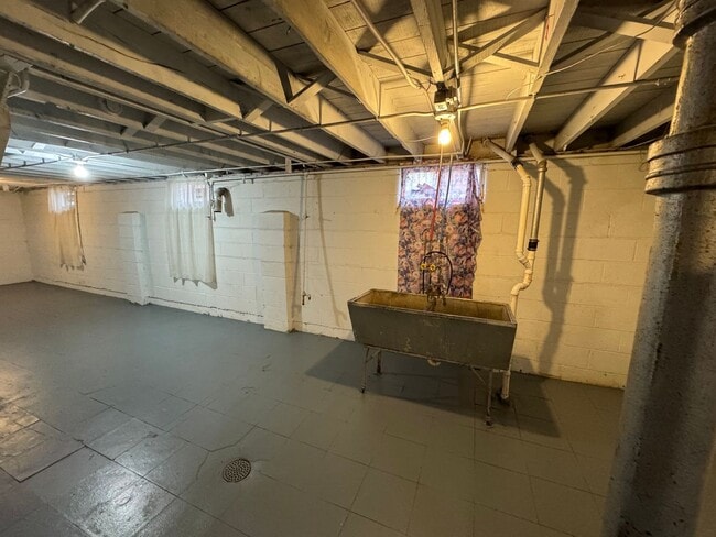 Building Photo - Move-In Ready Rental with Detached Garage