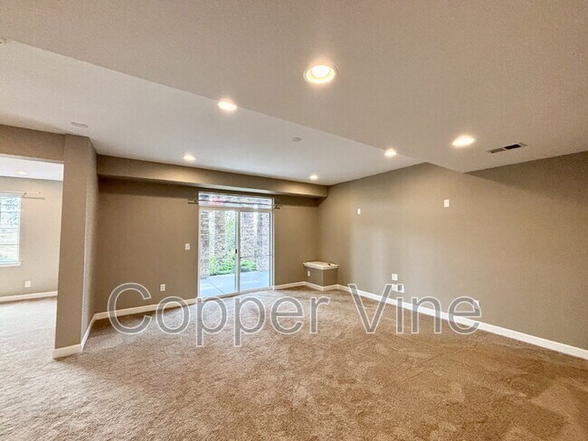 Building Photo - 3266 Yale Dr