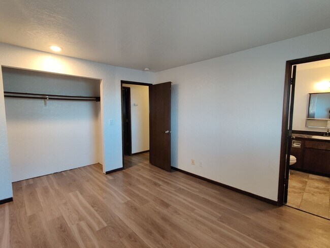 Building Photo - 1816 W 21st Ave