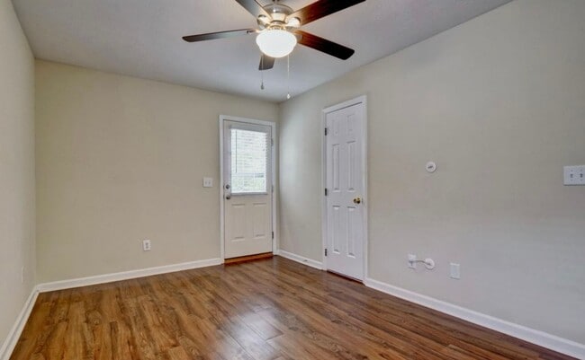 Building Photo - 3 Bedroom Home located Close To Carolina Beach