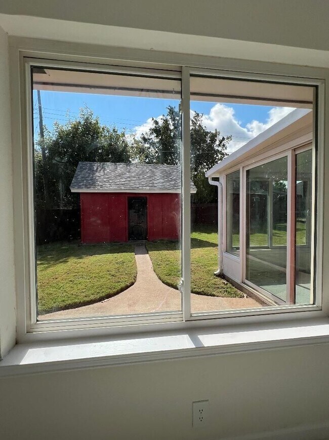 Building Photo - Welcome to this inviting 3-bedroom, 2-bathroom home in the heart of Cleburne, perfectly suited fo...