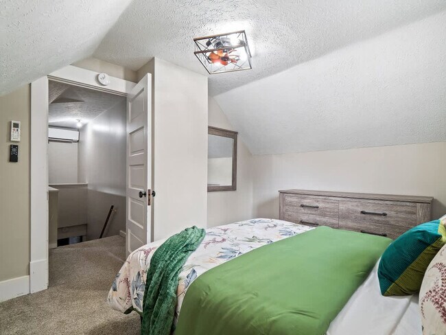 Building Photo - 681 Washington St