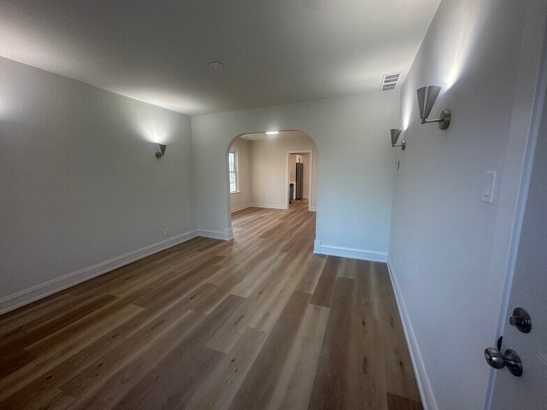 Building Photo - 5624 N Marmora Ave